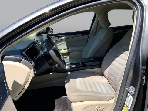 Used 2017 Ford Fusion SE FWD image 8