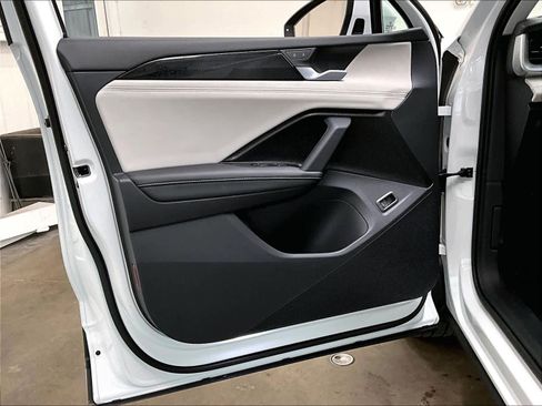 Certified 2025 Volkswagen Tiguan SE FWD image 25