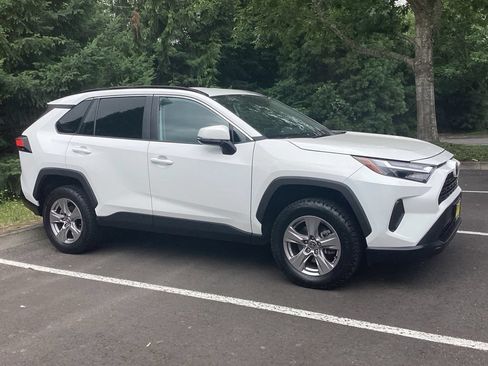 Used 2023 Toyota RAV4 XLE AWD/4WD image 7