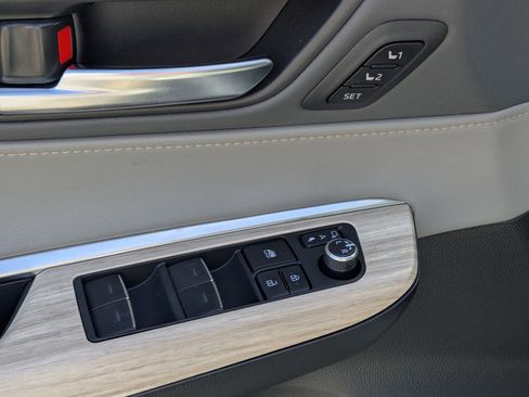 Used 2024 Toyota Venza Limited image 20