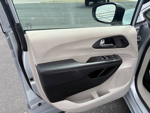 Used 2024 Chrysler Pacifica Touring-L image 8