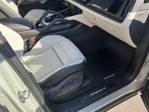 Certified 2025 Porsche Cayenne S image 32