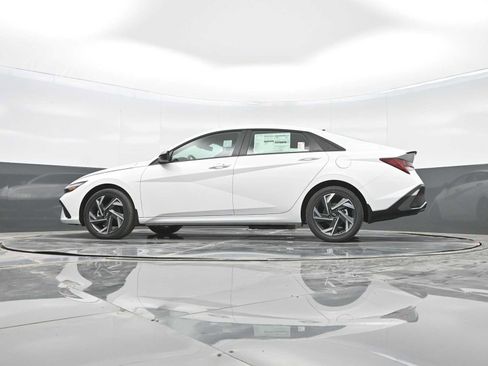 Certified 2025 Hyundai Elantra SEL FWD image 33