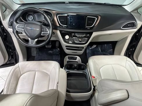Used 2017 Chrysler Pacifica Touring-L FWD image 3