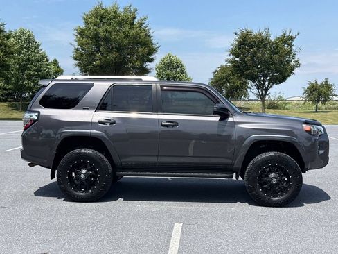 Used 2018 Toyota 4Runner SR5 AWD/4WD image 9