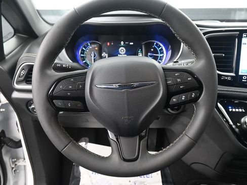 Used 2024 Chrysler Pacifica Select image 31