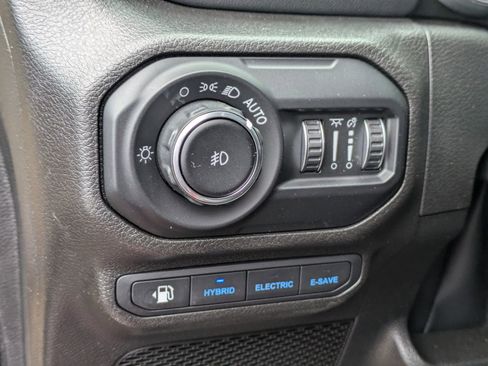 Used 2022 Jeep Wrangler Unlimited Sahara w/ Cold Weather Group AWD/4WD image 12