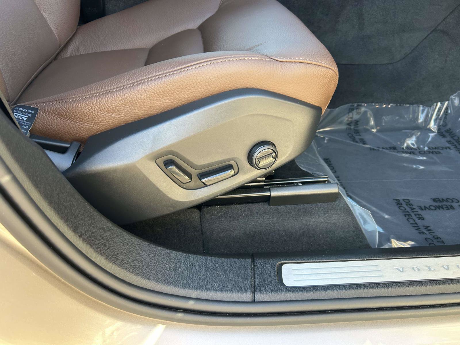 Certified 2024 Volvo XC60 B5 Plus AWD/4WD image 13