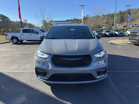 Used 2023 Chrysler Pacifica Touring-L w/ S Appearance Package image 8