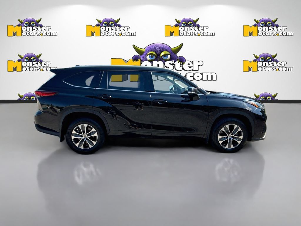 Used 2022 Toyota Highlander XLE AWD/4WD image 4