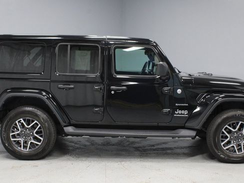 Used 2024 Jeep Wrangler Sahara image 5