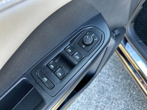 Certified 2024 Volkswagen Taos SE image 12