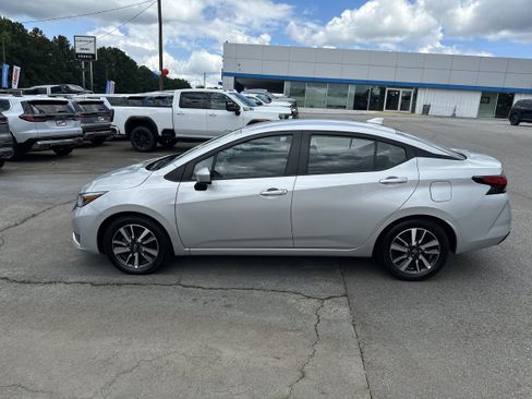 Used 2025 Nissan Versa SV FWD image 6