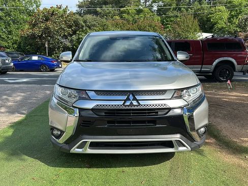 Used 2020 Mitsubishi Outlander SE FWD image 2