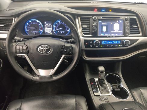 Used 2019 Toyota Highlander XLE FWD image 22