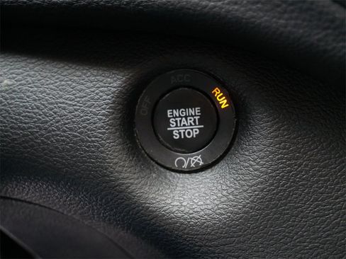 Used 2019 Jeep Cherokee Limited image 29