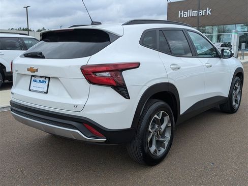 Used 2025 Chevrolet Trax LT image 2