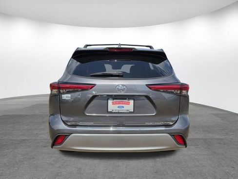 Used 2022 Toyota Highlander Platinum image 5