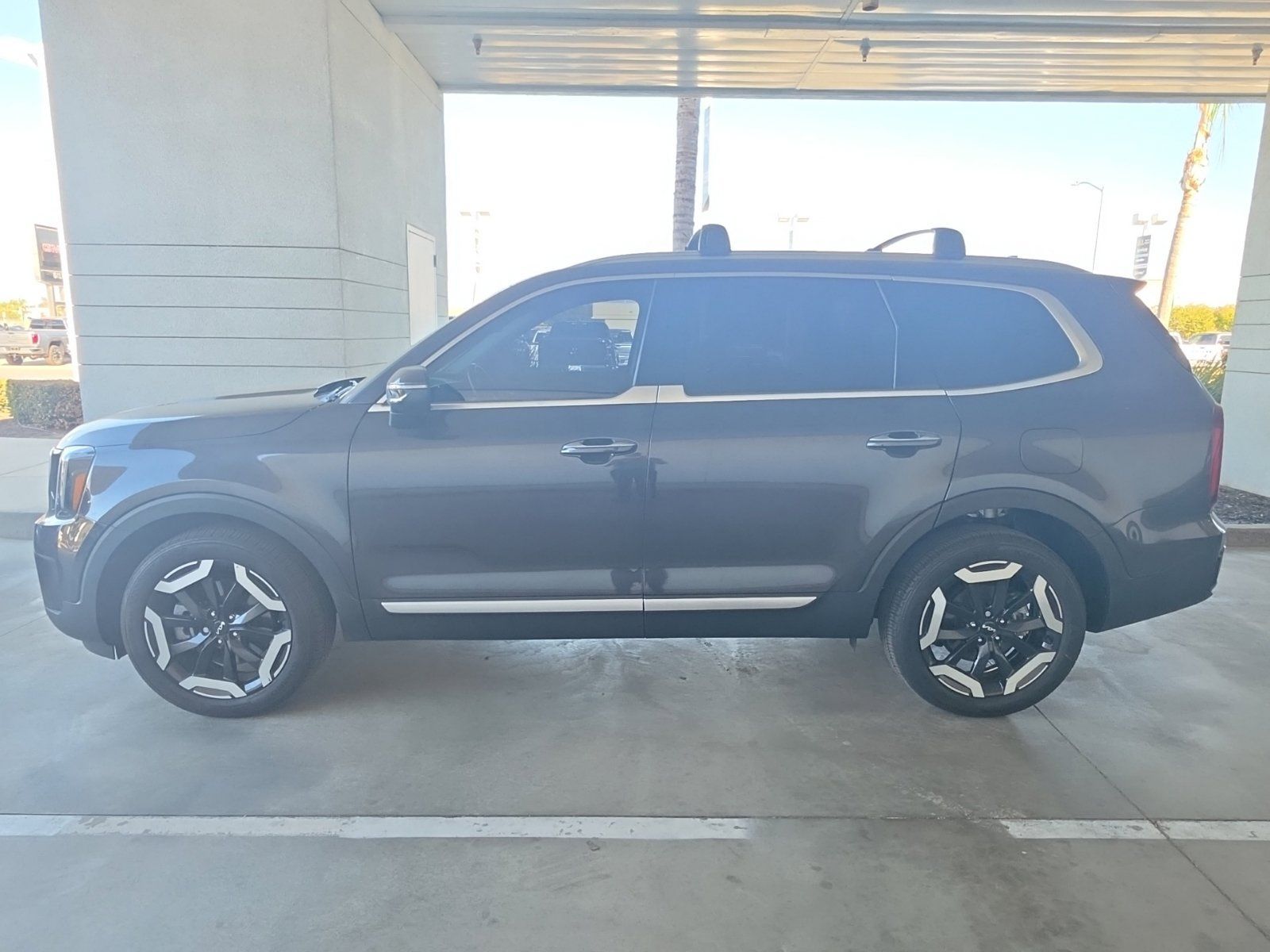 Used 2025 Kia Telluride S FWD image 4