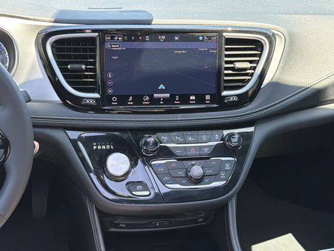 Used 2023 Chrysler Pacifica Limited w/ Uconnect Theater Family Group FWD image 33