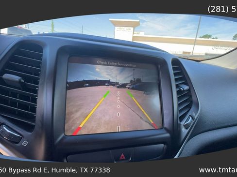 Used 2018 Jeep Cherokee Latitude Plus w/ Cold Weather Group AWD/4WD image 12