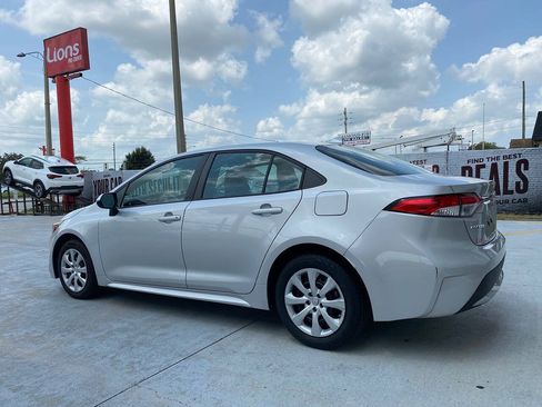 Used 2020 Toyota Corolla LE FWD image 3