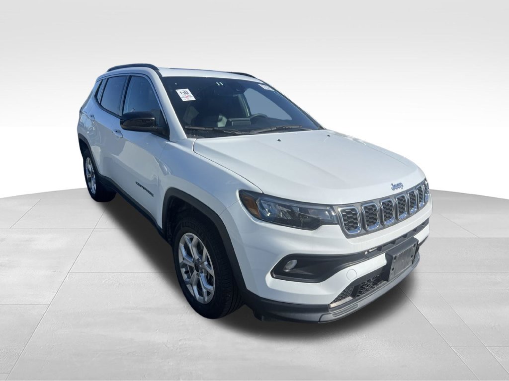 Used 2025 Jeep Compass Latitude w/ Sun & Sound Group AWD/4WD image 17
