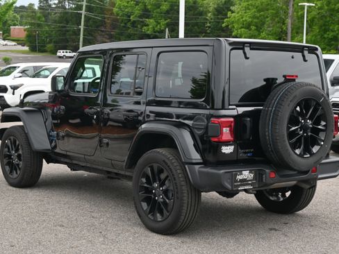 Used 2025 Jeep Wrangler Unlimited Sahara w/ Safety Group AWD/4WD image 8