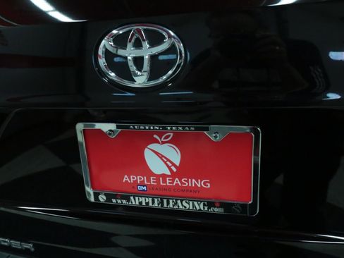 Used 2022 Toyota Highlander XLE image 29