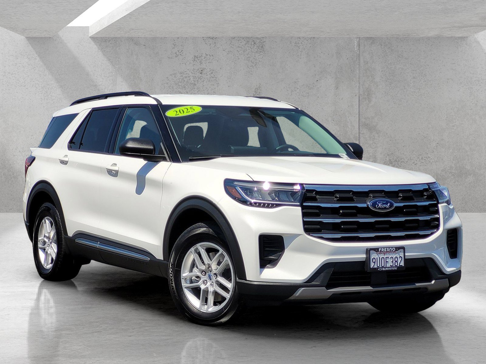 Used 2025 Ford Explorer Active RWD image 1