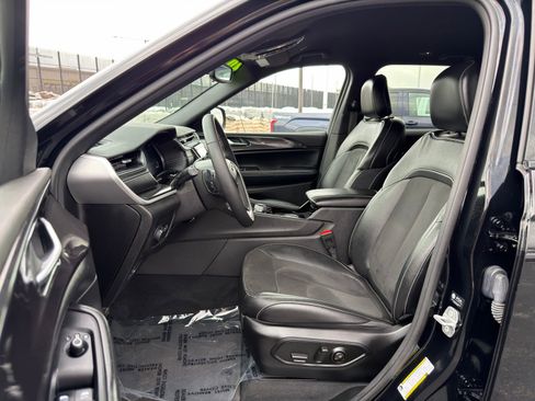 Used 2023 Jeep Grand Cherokee Altitude image 11