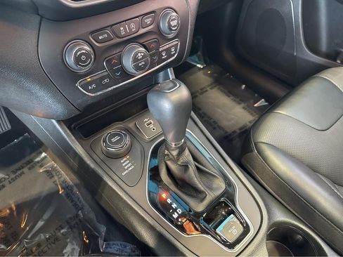 Used 2022 Jeep Cherokee Limited AWD/4WD image 28