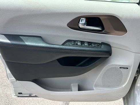 Used 2019 Chrysler Pacifica Touring-L Plus w/ Advanced Safetytec Group FWD image 22