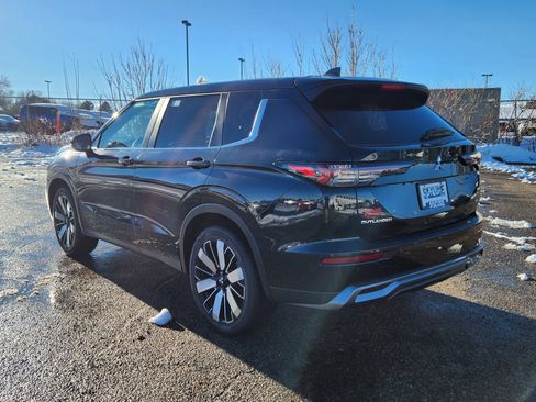 New 2025 Mitsubishi Outlander SE image 4