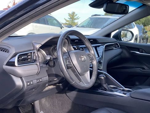 Used 2018 Toyota Camry XLE image 2