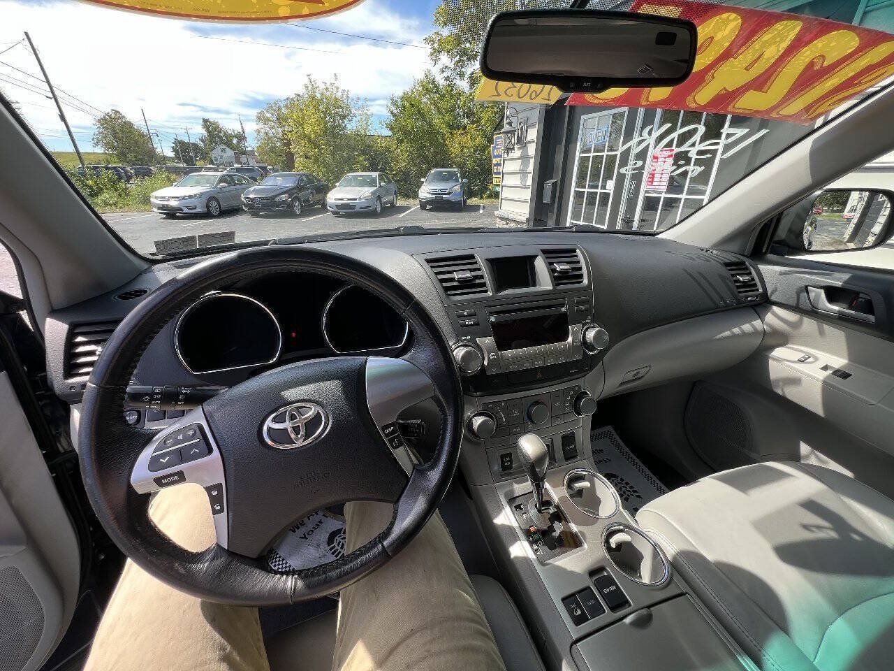 Used 2012 Toyota Highlander SE w/ Tow Pkg AWD/4WD image 10