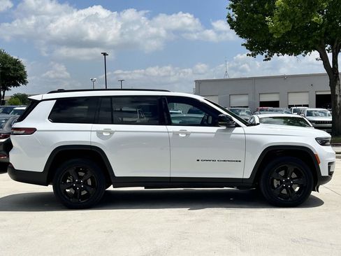 Used 2023 Jeep Grand Cherokee L Laredo RWD image 3