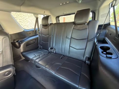 Used 2018 Cadillac Escalade ESV Luxury AWD/4WD image 18