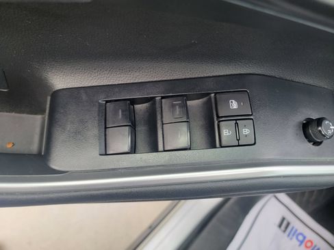 Used 2024 Toyota Highlander LE AWD/4WD image 17