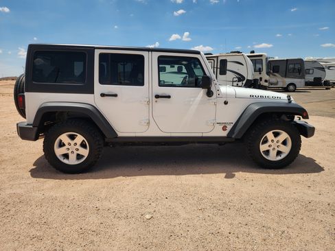 Used 2016 Jeep Wrangler Unlimited Rubicon w/ Connectivity Group AWD/4WD image 4