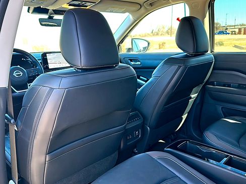 Used 2023 Nissan Pathfinder Platinum image 17