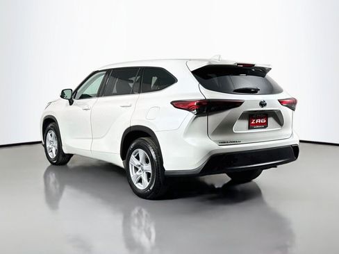 Used 2020 Toyota Highlander LE AWD/4WD image 3
