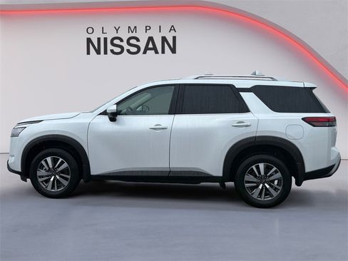 New 2025 Nissan Pathfinder SL image 2