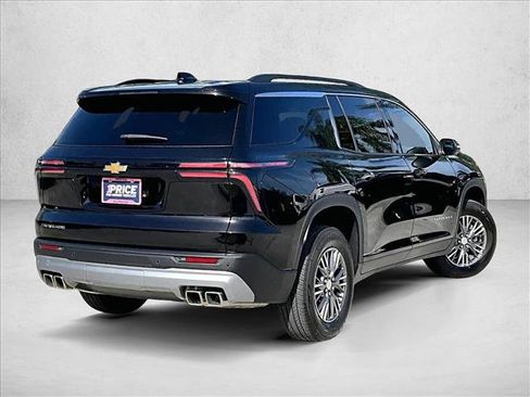 Used 2025 Chevrolet Traverse LT FWD image 2