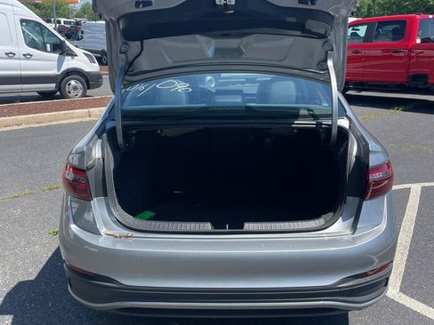 Used 2025 Volkswagen Jetta SE FWD image 9