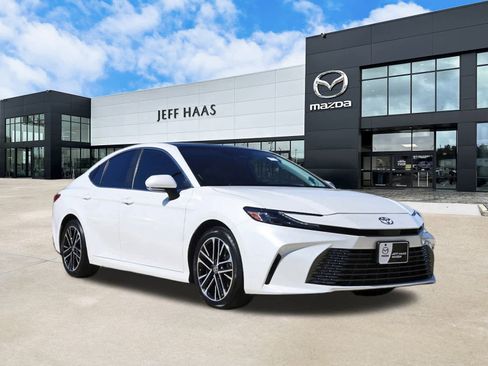 Used 2025 Toyota Camry XLE image 4