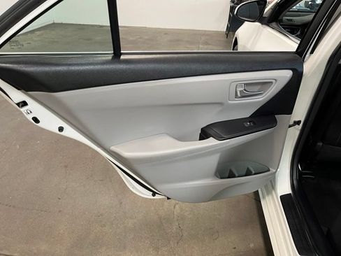 Used 2016 Toyota Camry SE FWD image 19