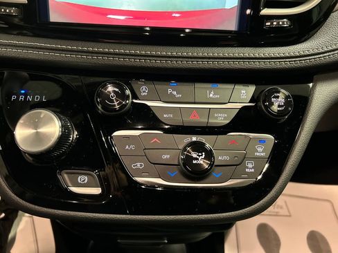 New 2026 Chrysler Pacifica Select image 17