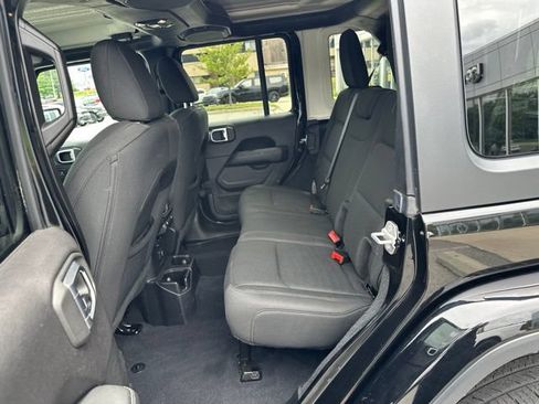 Used 2019 Jeep Wrangler Unlimited Sahara w/ Cold Weather Group AWD/4WD image 20
