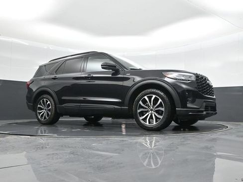 Used 2025 Ford Explorer ST-Line w/ Premium Package image 36